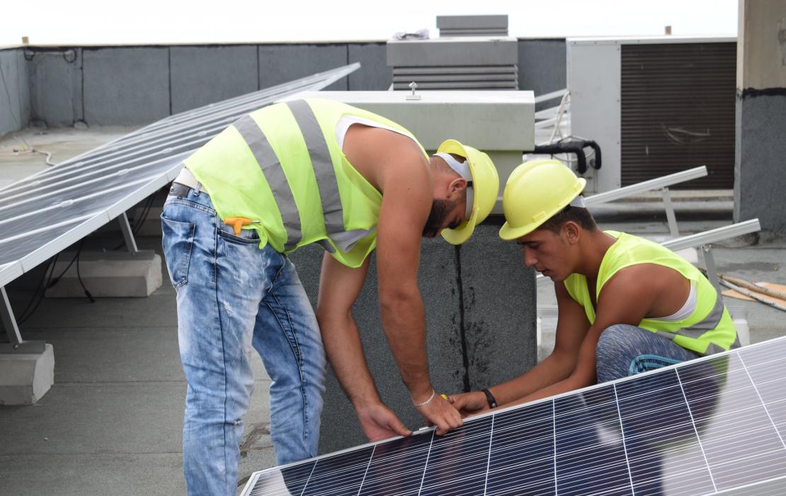 Men installing solar panels in Lebanon with support from UNDP