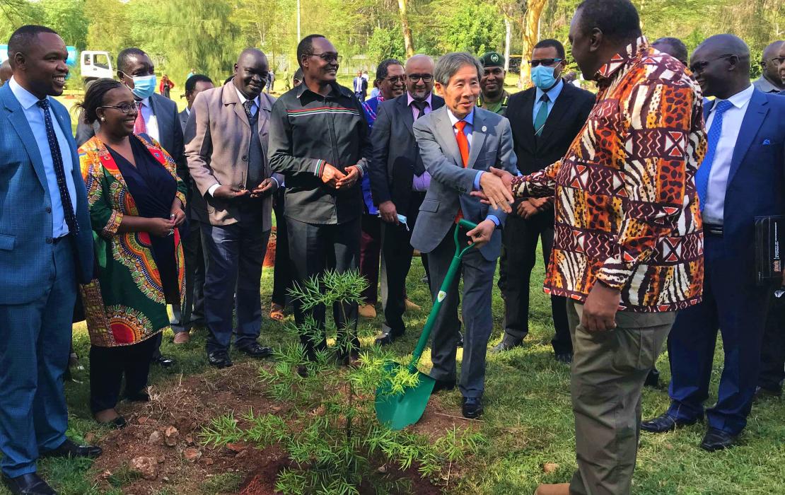 President Uhuru Kenyatta planting a tree with donors