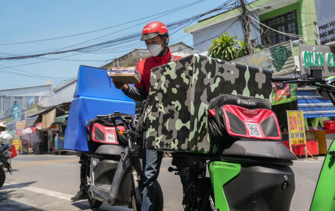 Ho Tuan Anh delivers goods with his new e-motorbike. Photo by: Phan Huong Giang/UNDP Viet Nam Ho Tuan Anh delivers goods with his new e-motorbike