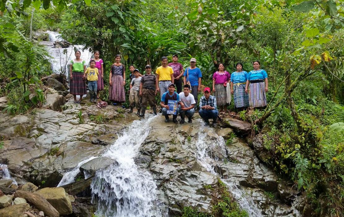 Les membres d'Utz Che' se tenant près d'une rivière au Guatemala.