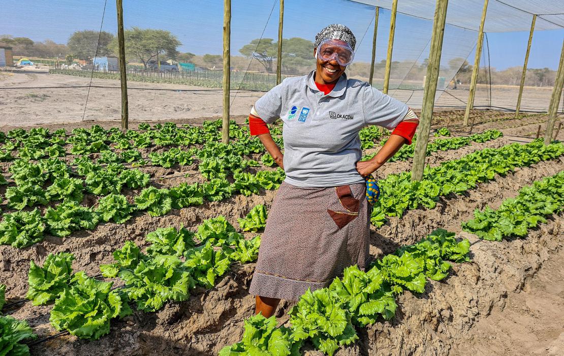 Gaotshwarwe, agricultrice au Botswana, debout dans son champ de légumes