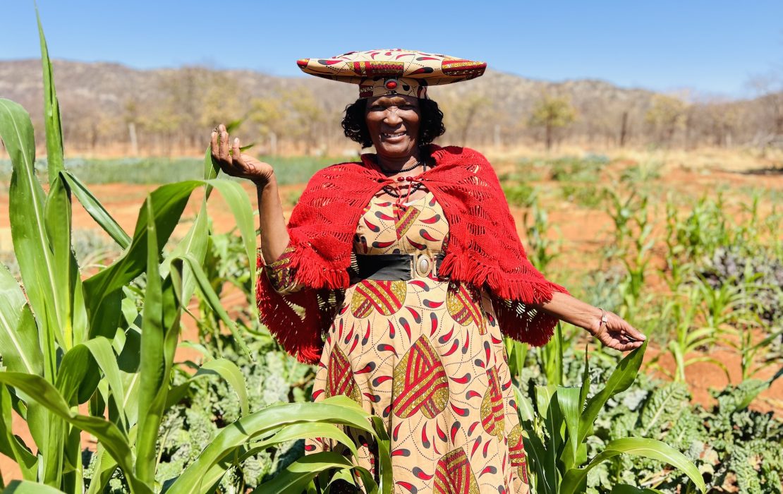 Une femme dans un champs en Namibie