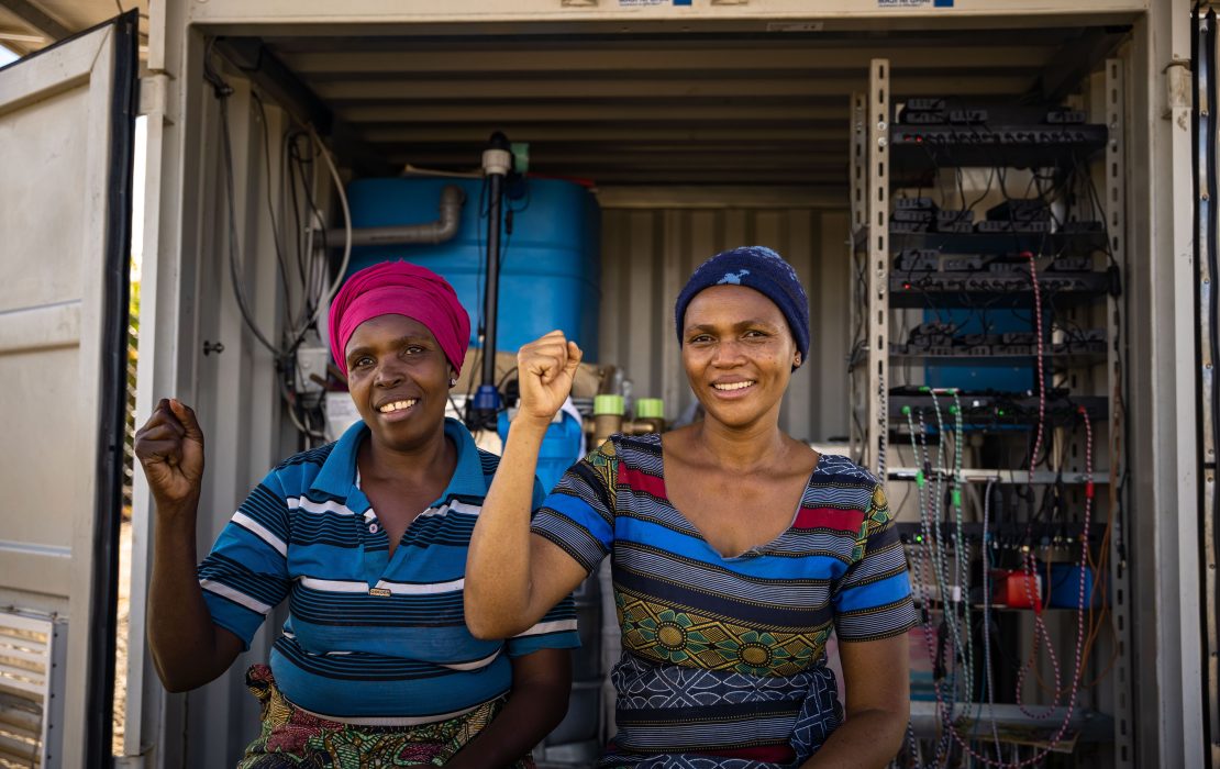 Des femmes assises le poing levé en Tanzanie