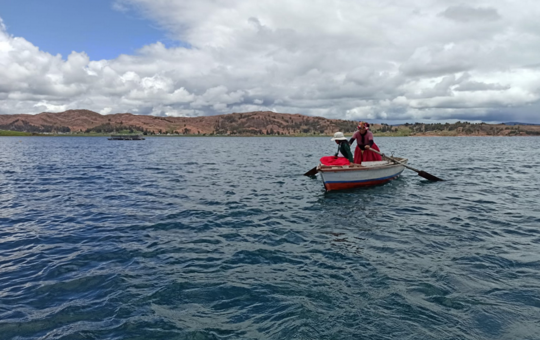 Mujeres pescadoras en el lago Titicaca en Perú