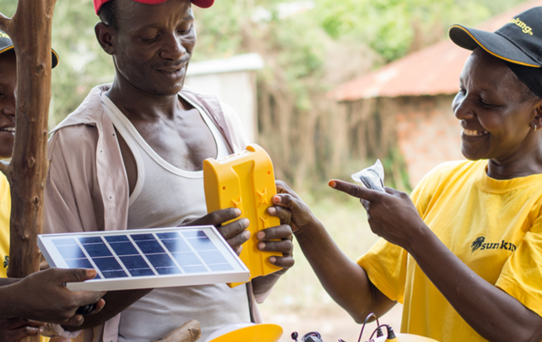 Des villageois discutent de l'énergie solaire au Nigéria. Photo : PNUD Nigéria
