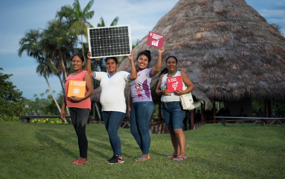 Mujeres con paneles solares en Perú