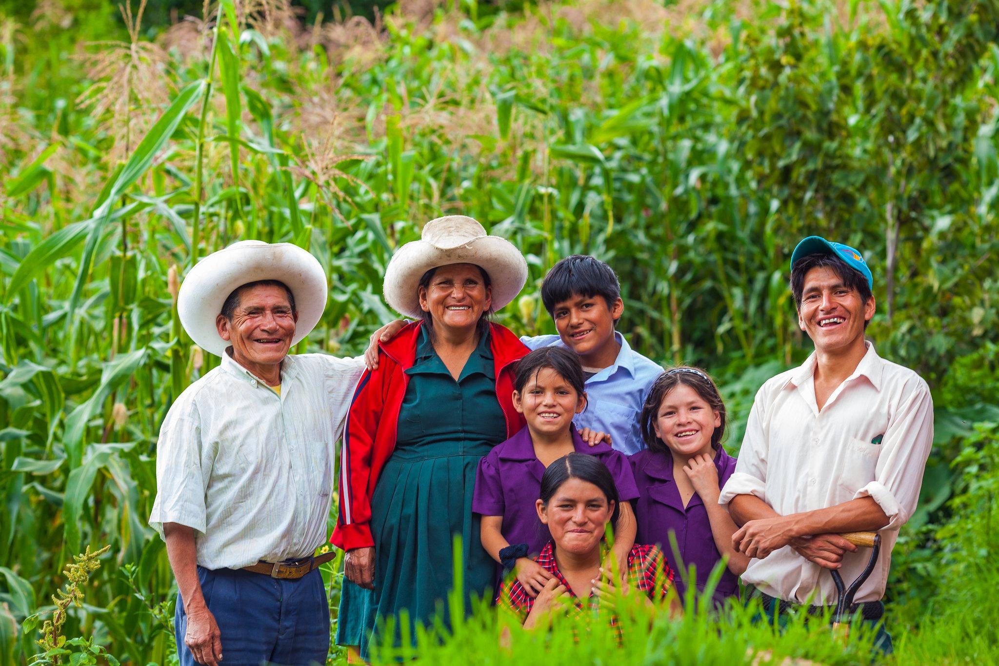 Une famille d'agriculteurs péruviens souriante