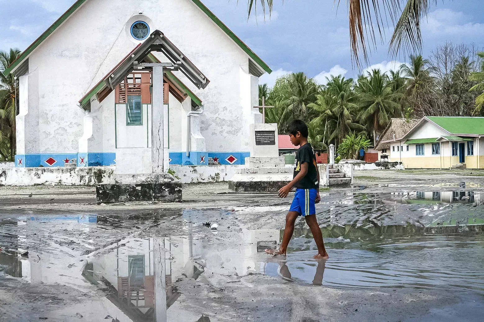 Un mois après le passage du cyclone Pam à Tuvalu en 2015, la place principale de l'île de Nui était encore sous l'eau. Photo : Silke von Brockhausen/PNUD   