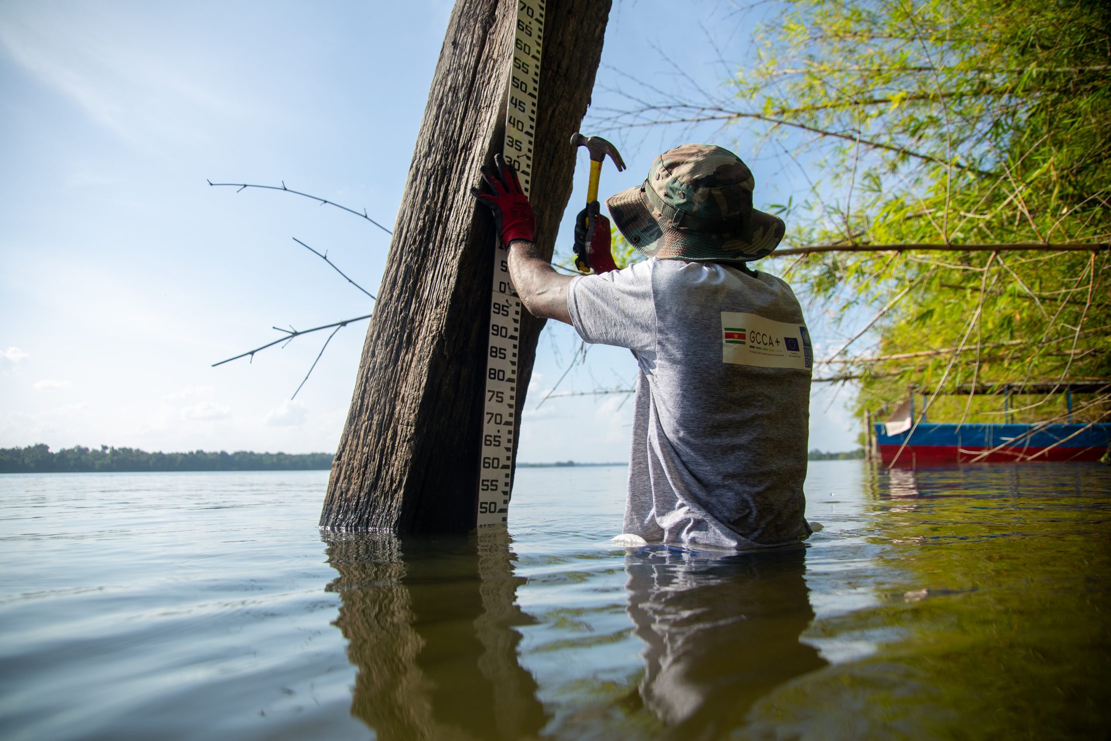 Installation of a staff gauge to monitor water levels in Suriname