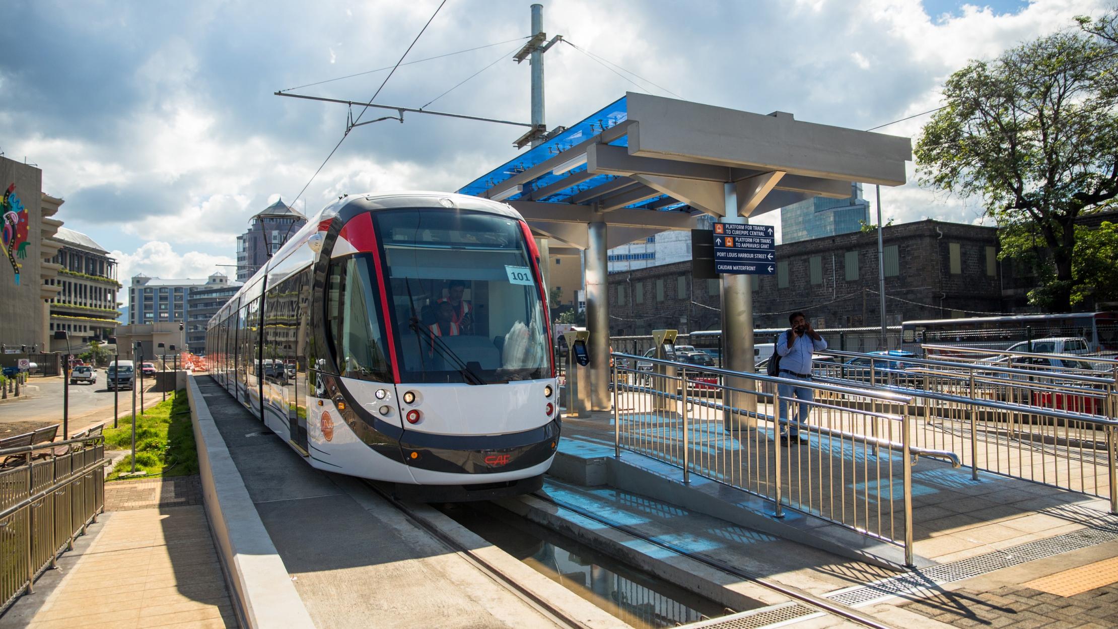 Maurice a mis en place un tramway pour réduire les embouteillages et la pollution de l'air par les véhicules utilisant des combustibles fossiles.