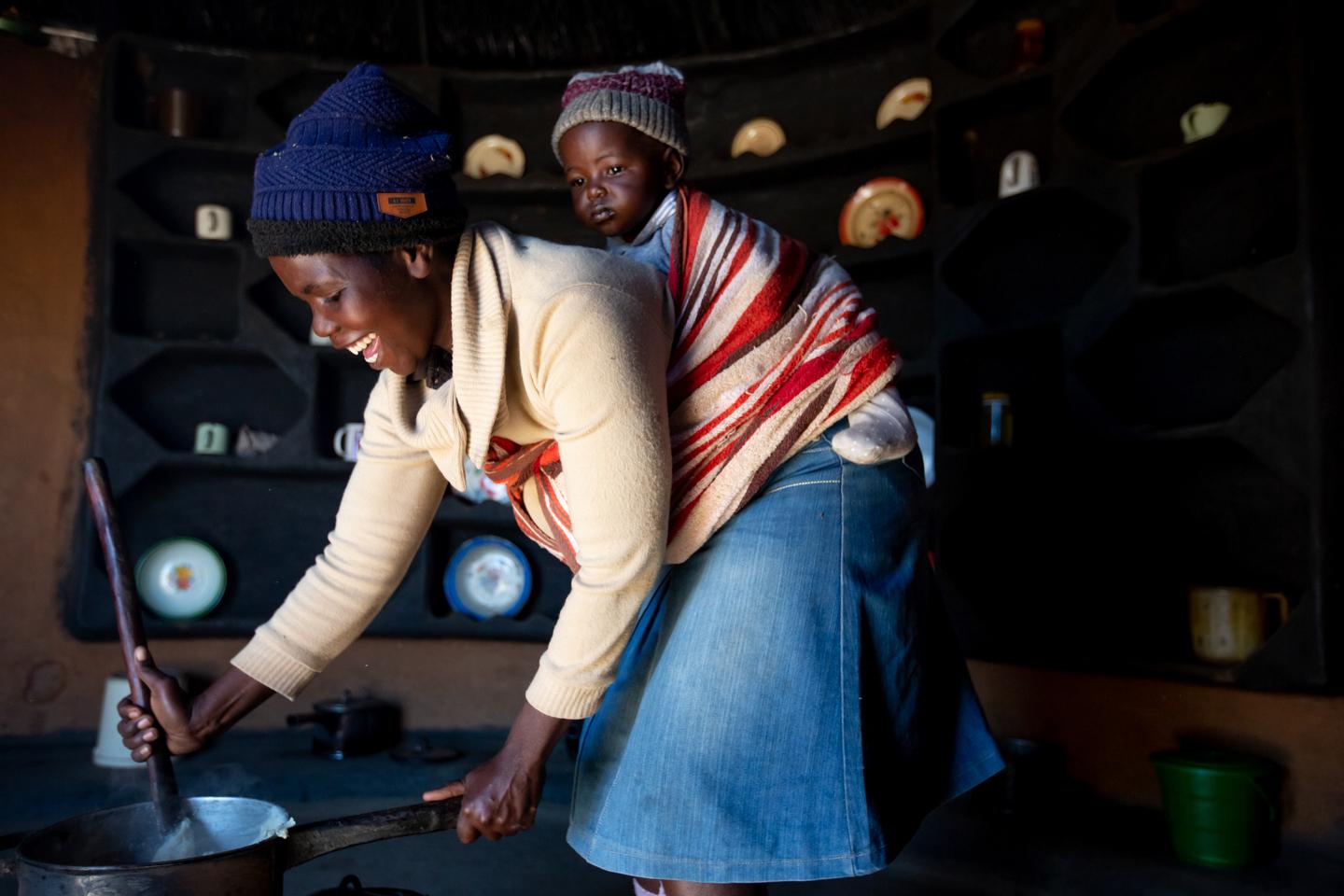 Une femme qui cuisine au Zimbabwe