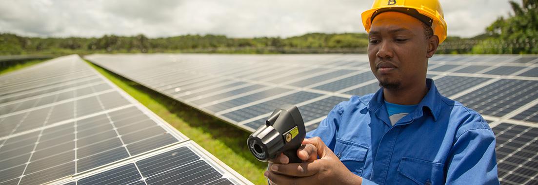 Técnico fotovoltaico en la planta Henrietta PV en Mauricio