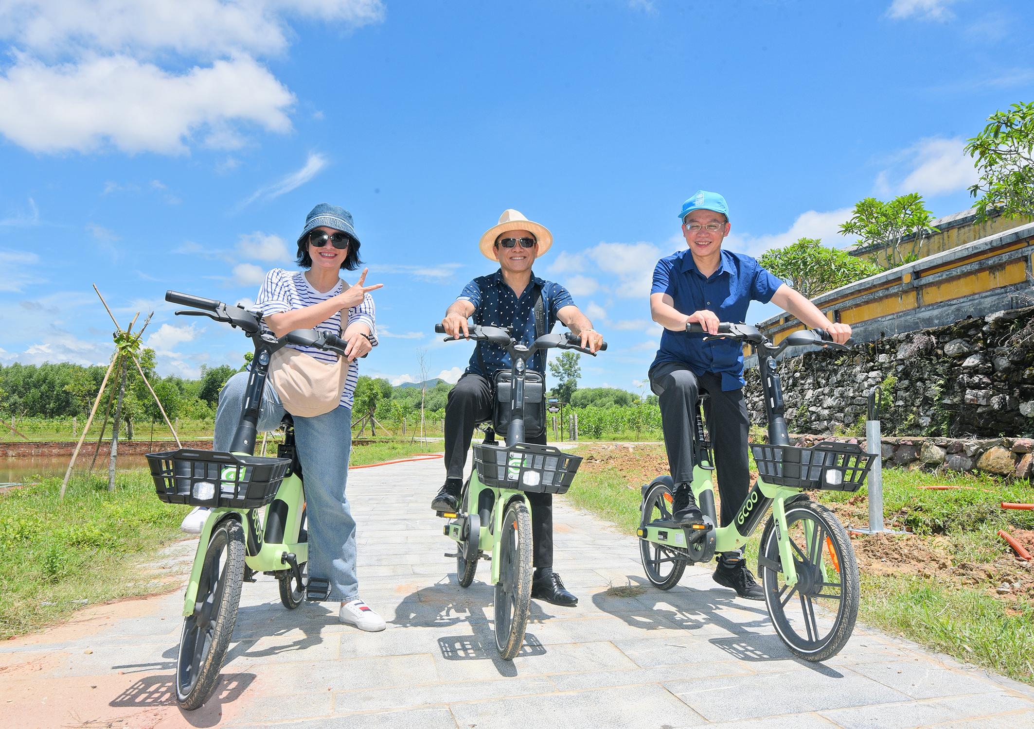 Group on environmentally-friendly bikes in the park