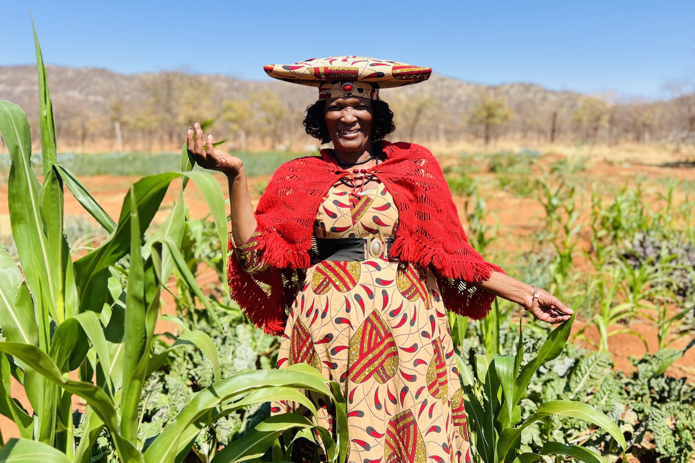 Une femme dans un champs en Namibie