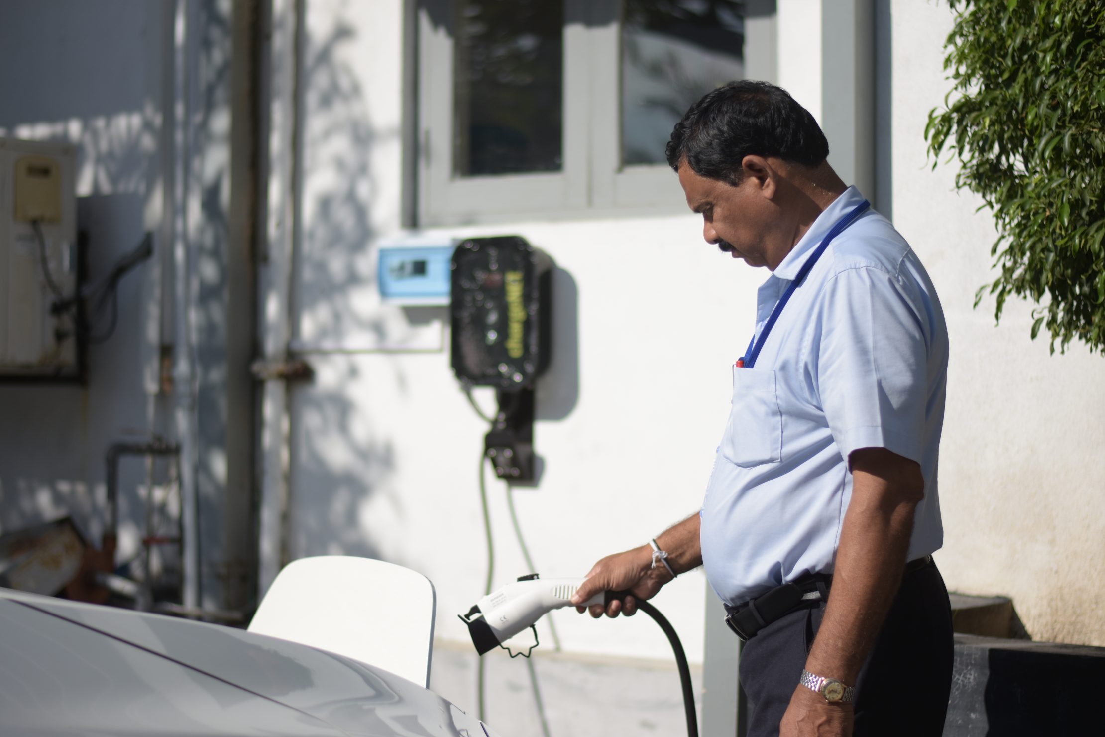 Photo: UNDP Sri Lanka UNDP driver charging electric vehicle, Colombo, Sri Lanka