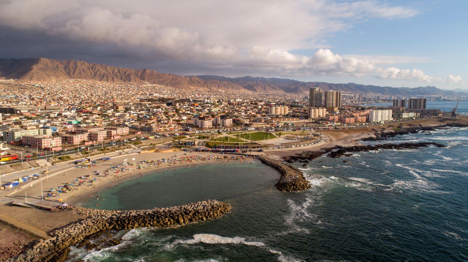 Vista aérea de una ciudad costera en Chile