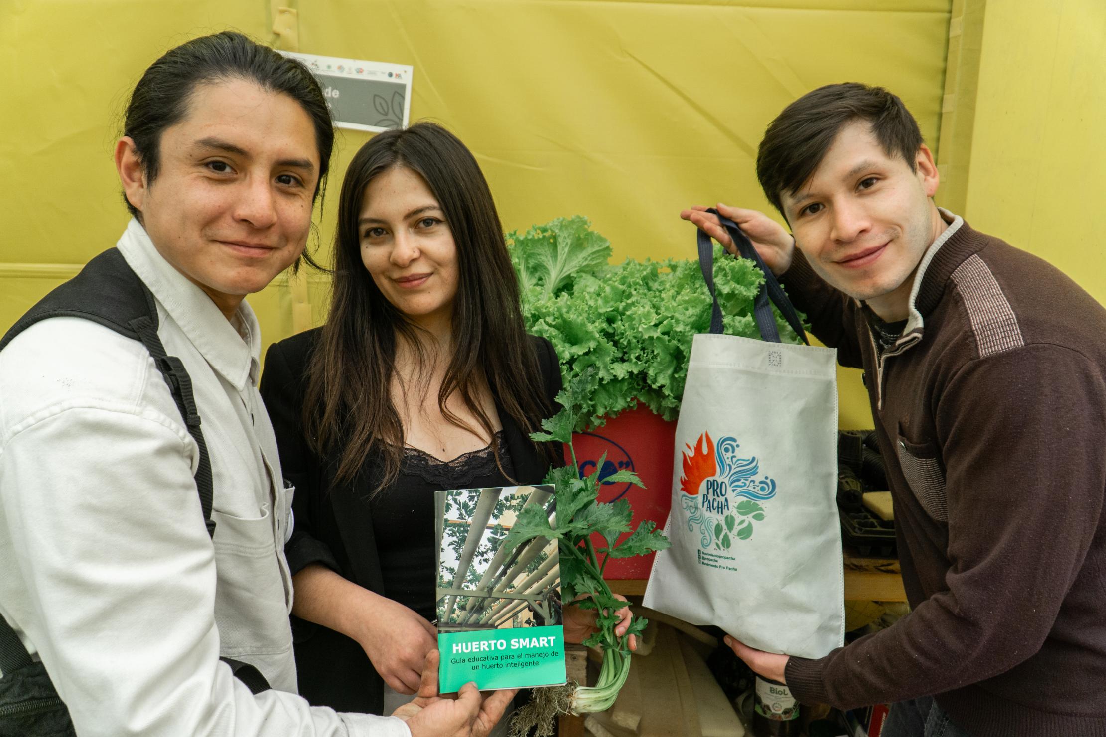 Ana Lucía Encinas y Luis Guillermo Mallea Morales de Propacha junto a Felix Angulo Zubieta de Cruz Verde