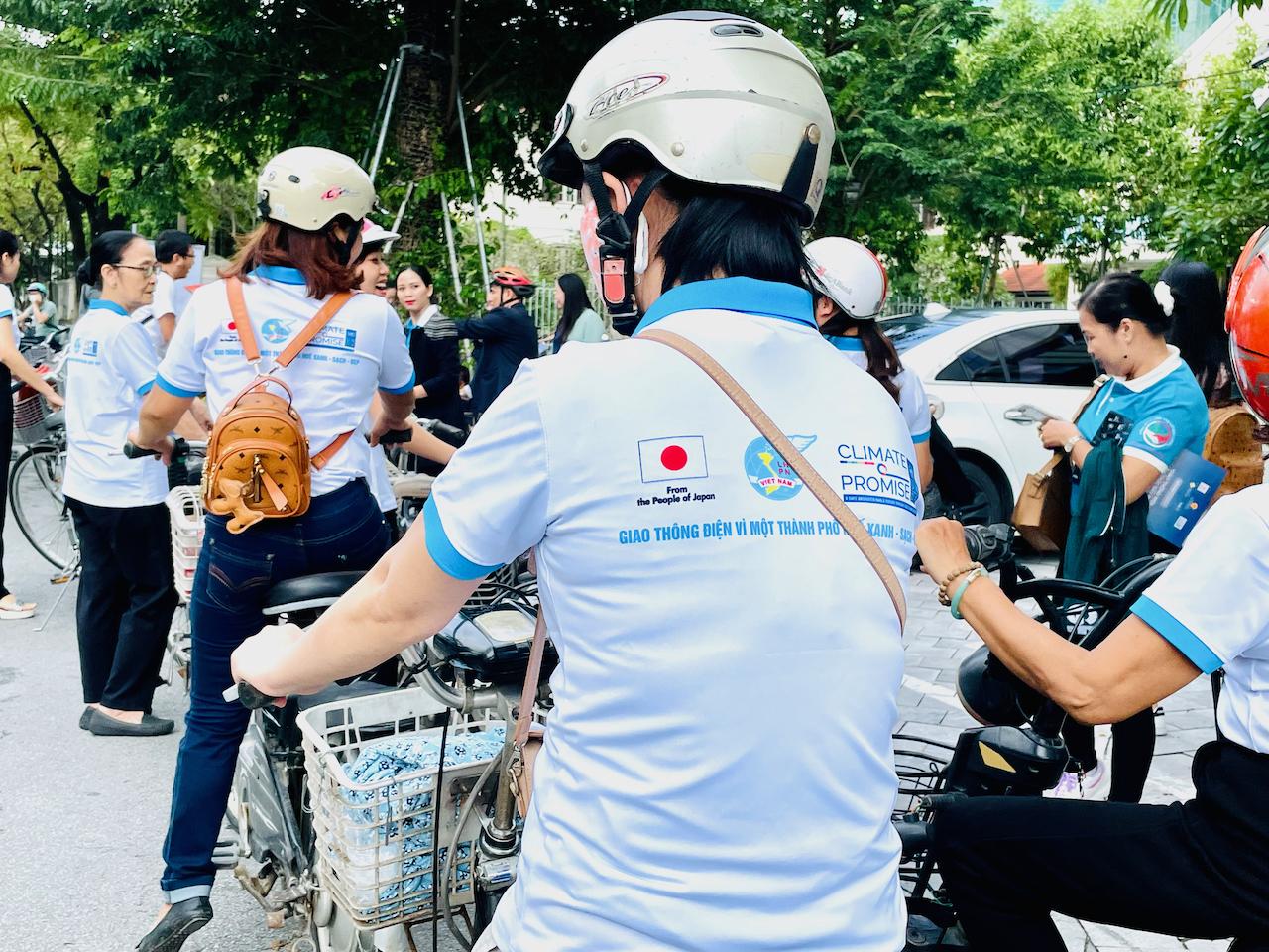 Members of the Women's Union participated in a march on electric bicycles and motorbikes, calling on people to use EVs. 