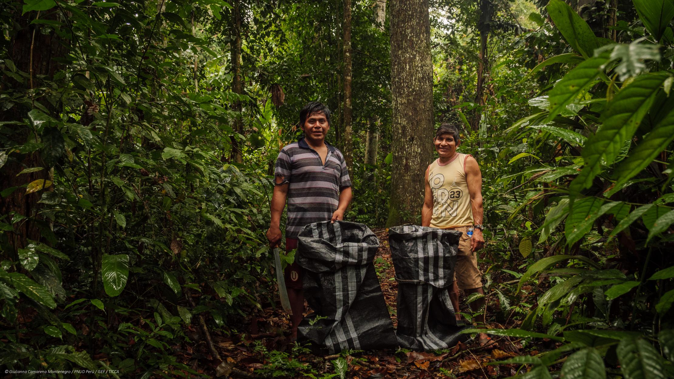 Hombres en el bosque en Perú
