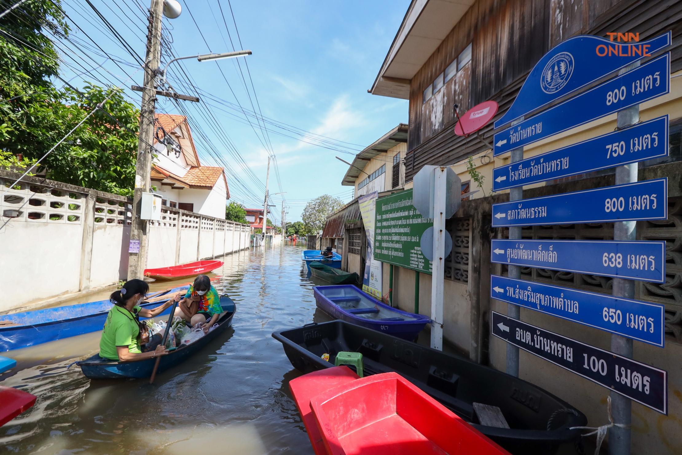 Photo by UNDP Thailand Residents of the flooded areas using boats for tranportation