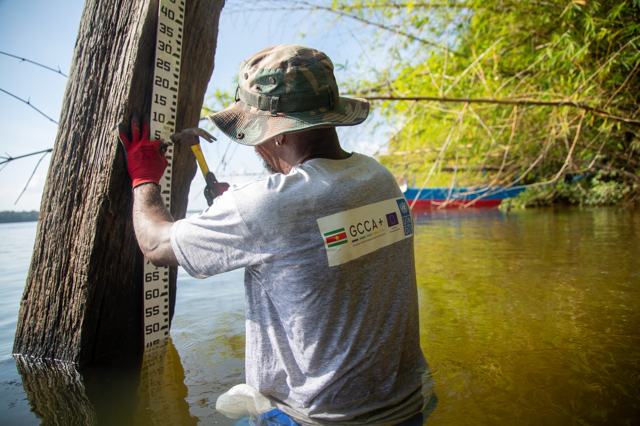 Men monitoring coastal ecosystems for early warning systems in Suriname