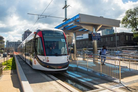 Maurice a mis en place un tramway pour réduire les embouteillages et la pollution de l'air par les véhicules utilisant des combustibles fossiles. Photo : PNUD Maurice Maurice a mis en place un tramway pour réduire les embouteillages et la pollution de l'air par les véhicules utilisant des combustibles fossiles.