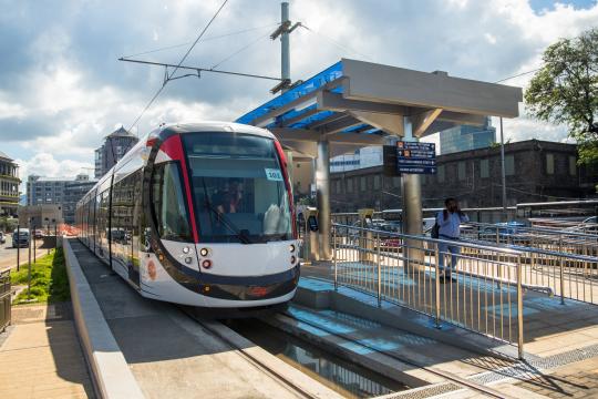 Maurice a mis en place un tramway pour réduire les embouteillages et la pollution de l'air par les véhicules utilisant des combustibles fossiles.