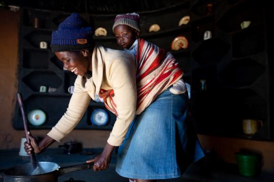 Une femme qui cuisine au Zimbabwe