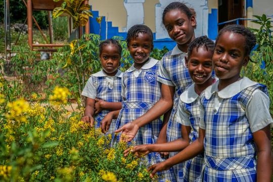 Niñas en una huerta en Jamaica