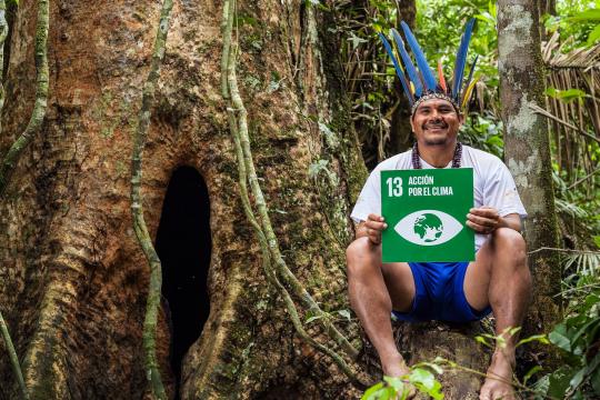 Persona indígena promoviendo la acción climática