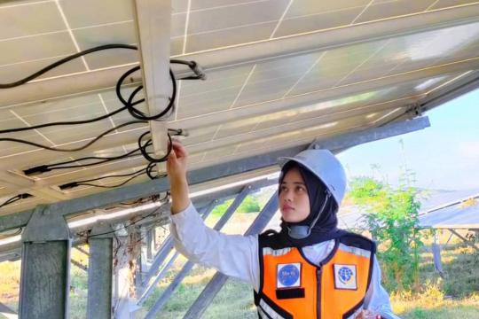Credit: UNDP Indonesia A woman engineer in Indonesia doing inspection.