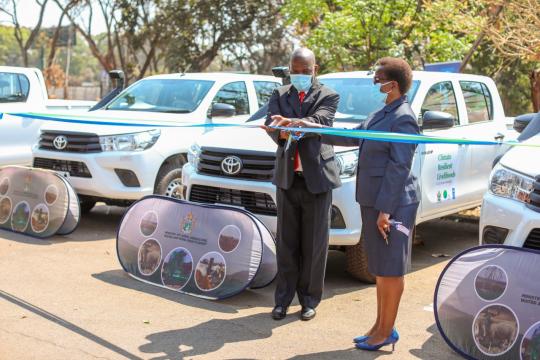 The five vehicles that will be used to support extension work to reach over 2.3 million small holder farmers with climate smart agriculture practices. ©UNDP Zimbabwe Five vehicles handed over by the UNDP to provide mobility support to the Ministry of Lands, Agriculture, Fisheries, Water and Rural Resettlement of Zimbabwe