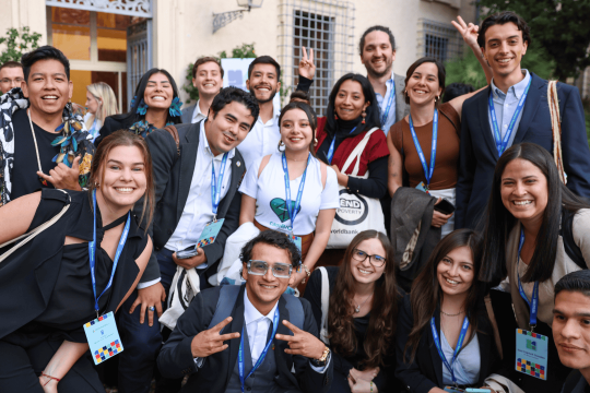 De jeunes innovateurs et innovatrices du climat lors de l’événement phare Youth4Climate à Rome. Crédits photo : Connect4Climate.