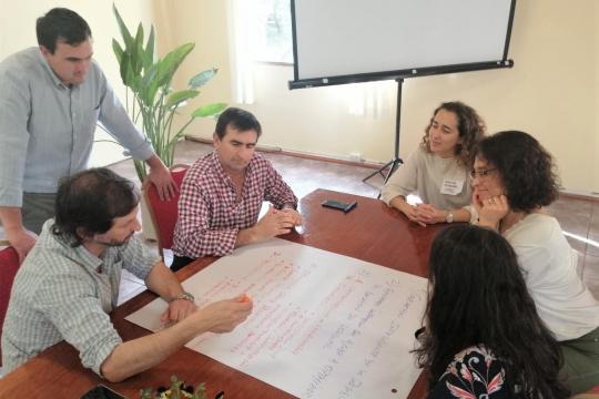 Grupo de trabajo en taller de economía verde en Uruguay