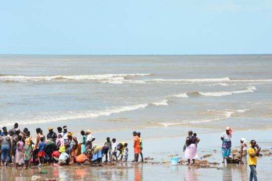 Photo : UNDP Liberia People waiting for fishermen on a beach in Liberia