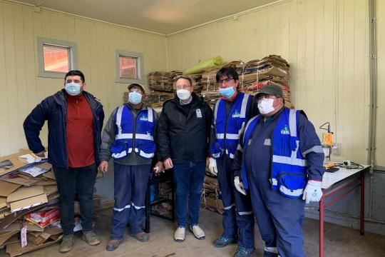 Achim Steiner in recycling center in Chile