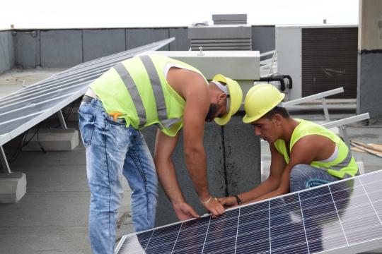 Men installing solar panels in Lebanon with support from UNDP