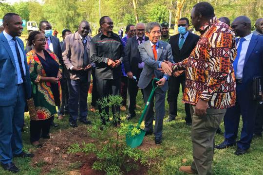 President Uhuru Kenyatta planting a tree with donors