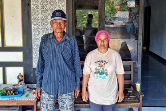 Sampto and his wife are very few locals who originate from and now living surrounding the Piyungan landfill. Photo by: Ikbal Alexander Locals who live nearby the Piyungan landfill in Yogyakarta, Indonesia.