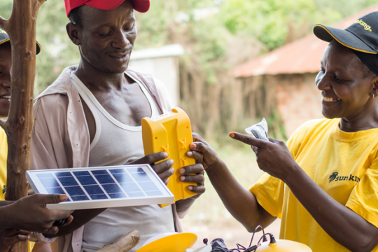 Des villageois discutent de l'énergie solaire au Nigéria. Photo : PNUD Nigéria Des villageois discutent de l'énergie solaire au Nigéria. Photo : PNUD Nigéria
