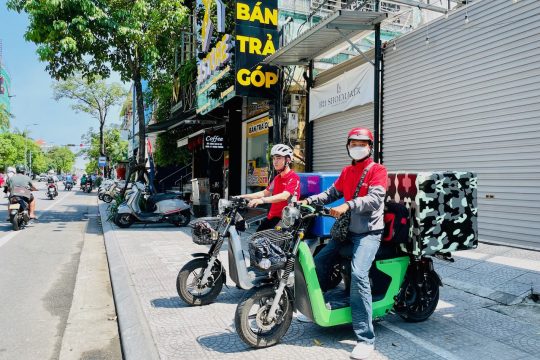 Tuan Anh and his colleague are using their new e-motorbikes for work. Photo: Phan Huong Giang / UNDP Viet Nam Tuan Anh and his colleague are using their new e-motorbikes for work. Photo: Phan Huong Giang / UNDP Viet Nam