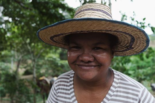 Mujer en el bosque en Colombia