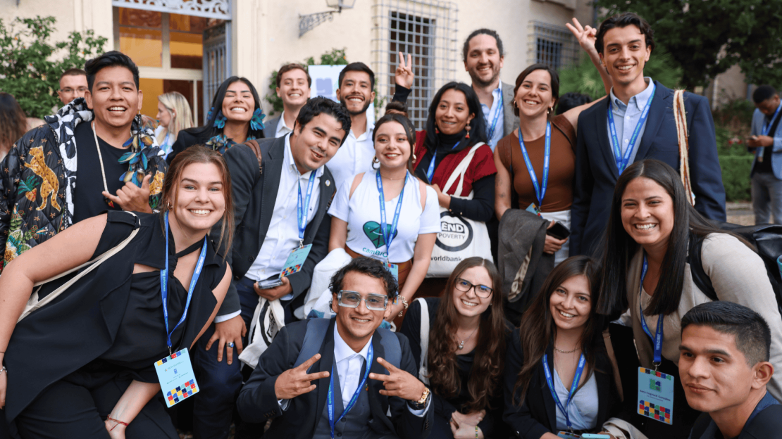 De jeunes innovateurs et innovatrices du climat lors de l’événement phare Youth4Climate à Rome. Crédits photo : Connect4Climate.