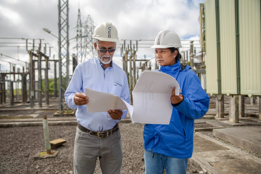 Ingenieros en una central energética en con sistema de almacenamiento de energía en batería