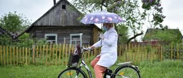 Personnel médical d'un village sur son vélo en Biélorussie