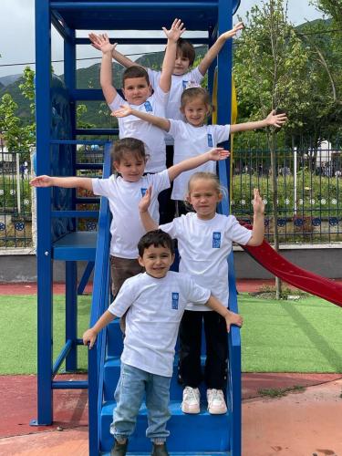 Niños y niñas en el parque con camisetas del PNUD