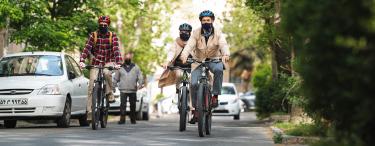 Des hommes faisant du vélo en Iran