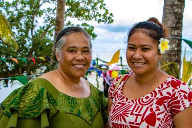 Dos mujeres en la playa en Samoa