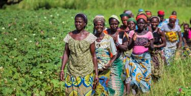 Mujeres rurales caminando en Benín