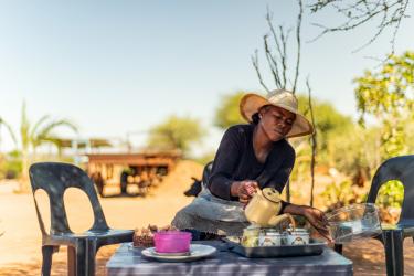 Mujer sirve el té en Botswana